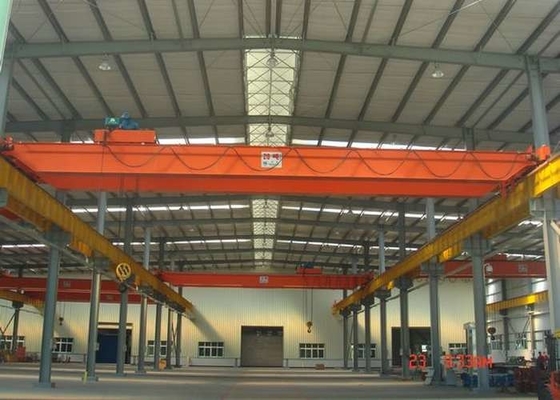 Taller industrial que usa la grúa de arriba de la viga doble QD35T con la carretilla