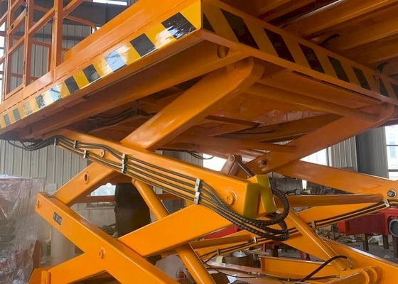 El diesel de la plataforma 680kg del OEM los 3.98mx1.83m Scissor la elevación para la tierra desigual