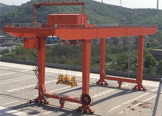 Grúa montada sobre carriles de la manipulación de materiales de la grúa de pórtico del envase del neumático de goma de RMG 40T