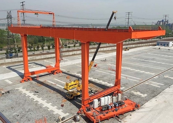 Grúa montada sobre carriles de la manipulación de materiales de la grúa de pórtico del envase del neumático de goma de RMG 40T