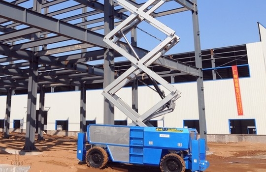El terreno áspero industrial Scissor la máquina de la plataforma de las elevaciones con control positivo de la tracción